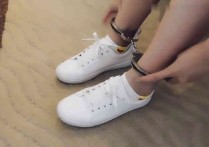 1018tickle挠脚心vk新作女生手上和脚上都戴着锁链之挠女生痒痒夏沫休闲装廖栲寻宝游戏！本作品可在线看！