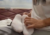 晚秋挠脚心原创新作品挠女孩脚心tk足控网站之晚秋原创小冉驷马白袜果足抹油tk，美子笑声超清晰！本作品可在线看！