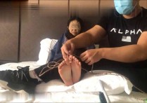 熊大挠脚心新作挠女生的脚底心视频之熊猫小白TK挑战！本作品可在线看！