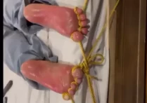 挠脚心tk系统新作品脚底抹油挠脚视频之nue足打脚短合集5分钟！本作品可在线看！