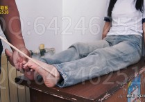 打脚心网站在线新作品之青柠同学掰着脚趾打脚心，打到后面都快被打哭了！本作品可在线看！